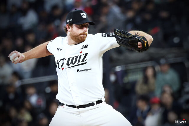 KT 사우어가 22일 KIA전에서 역투하고 있다./KT wiz