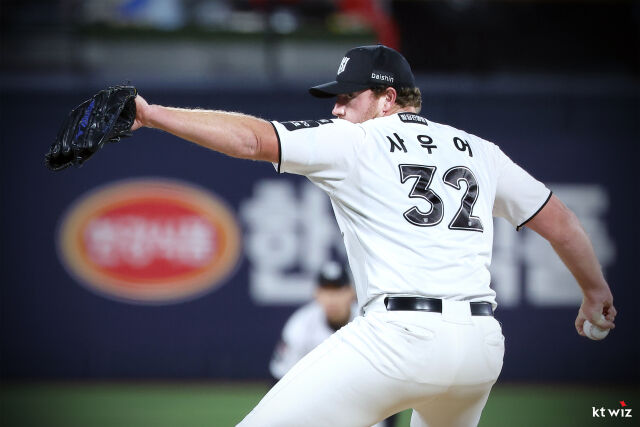 22일 KIA전에서 공을 던지는 사우어의 뒷모습./KT wiz