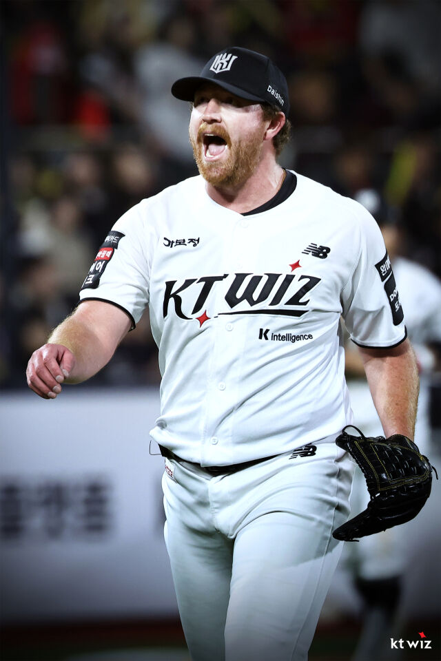 KT 사우어가 22일 KIA전에서 마운드를 내려오고 있다./KT wiz