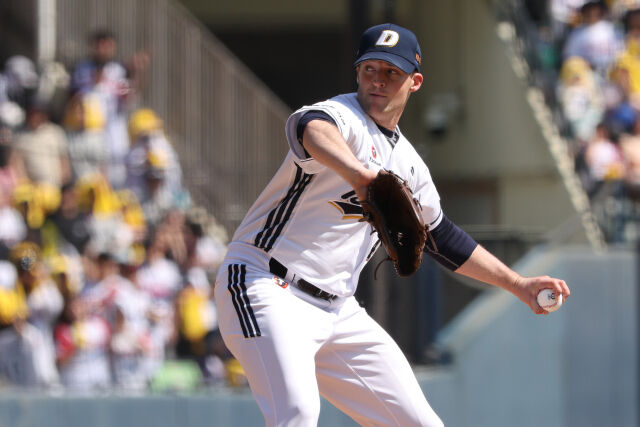 웨스 벤자민이 26일 잠실구장에서 열린 LG전에서 선발 등판해 투구하고 있다./두산 베어스