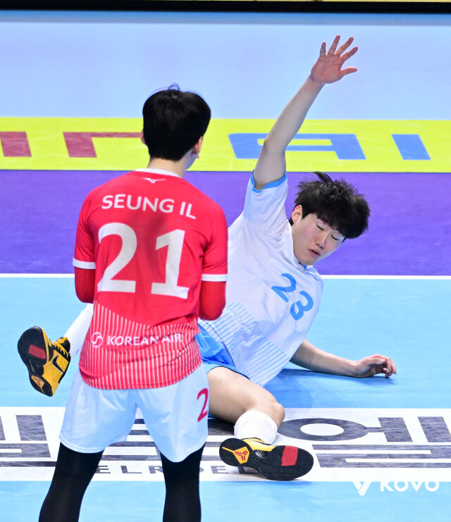 챔피언결정전 5차전에서 우승을 확정한 뒤 환호하다가 코트에 넘어진 김민재./KOVO