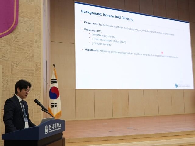 지난 22일 고려인삼학회 춘계학술대회에서 정태하 원주의과대학 교수가 발표하고 있다. /KGC인삼공사