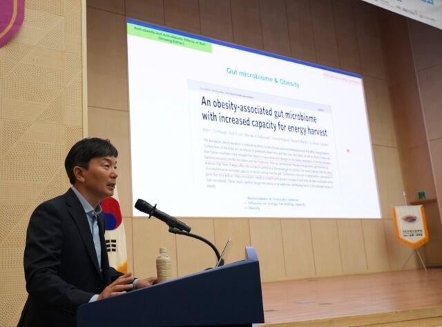 고려인삼학회 춘계학술대회에서 문기성 한국교통대 교수가 발표하고 있다. /KGC인삼공사