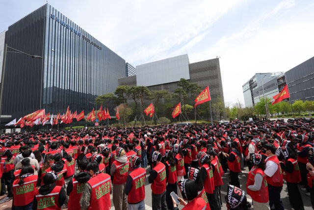 삼성바이오로직스 상생노동조합 조합원들이 지난 22일 인천 연수구 삼성바이오로직스 송도 사업장 앞에서 임금인상 등을 요구하며 투쟁 결의대회를 하고 있다. /뉴시스
