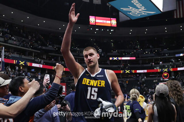 요키치가 28일 미네소타와 경기에서 승리한 후 관중들 사이에서 손을 들고 있다. /게티이미지코리아