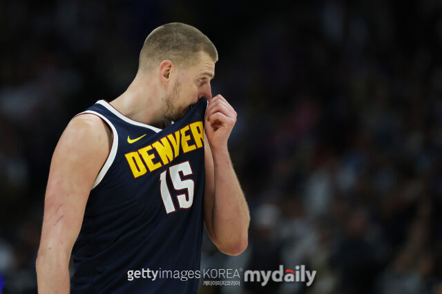 요키치가 경기 도중 땀을 닦고 있다. /게티이미지코리아