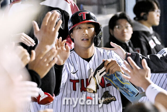 LG 송찬의가 22일 경기에서 득점 후 덕아웃에서 동료들과 인사하고 있다./마이데일리
