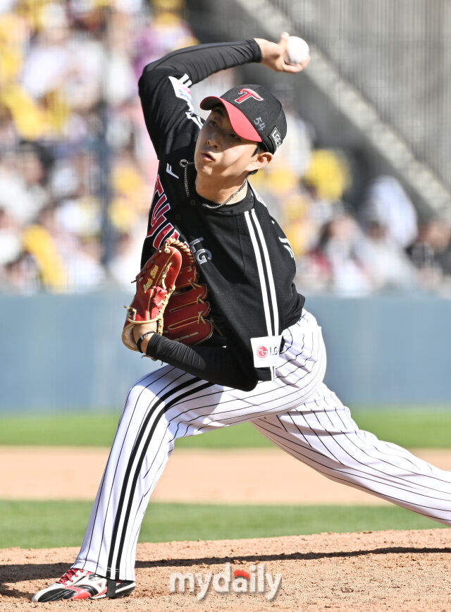 LG 김진수가 25일 경기에서 역투하고 있다./마이데일리