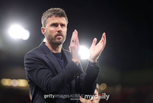 마이클 캐릭 맨체스터 유나이티드 임시 감독이 4월 28일 영국 맨체스터의 올드 트래포드에서 열린 2025-26시즌 잉글랜드 프리미어리그 34라운드 브렌트퍼드와의 맞대결에서 2-1로 승리한 뒤 관중들을 향해 박수를 치고 있다. /게티이미지코리아