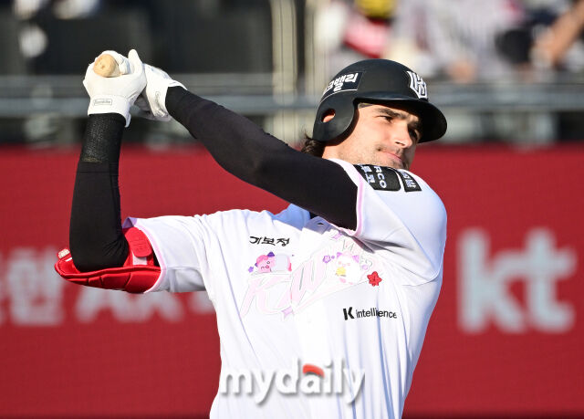KT 힐리어드가 11일 경기에서 스윙하며 몸을 풀고 있다./유진형 기자