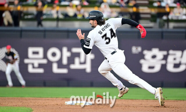 KT 힐리어드가 22일 경기에서 질주하고 있다./유진형 기자