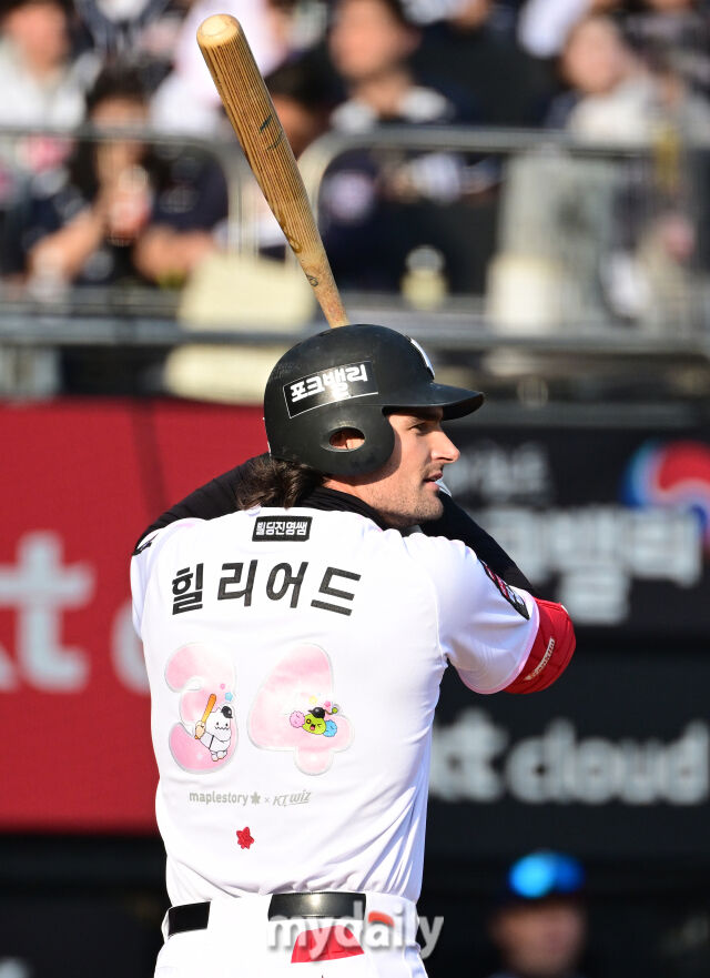 KT 힐리어드가 11일 경기에서 타석에 들어서 있다./유진형 기자