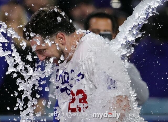 LA 다저스 카일 터커가 28일(이하 한국시각) 미국 캘리포니아주 로스엔젤레스 유니클로 필드 앳 다저스타디움에서 열린 마이애미 말린스와의 홈 경기서 9회말 끝내기 안타를 친 뒤 찬물 세례를 받고 있다./게티이미지코리아