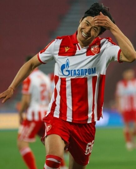 즈베즈다의 설영우가 27일 세르비아 베오그라드에서 열린 파르티잔과의 2025-26시즌 세르비아 수페르리가 33라운드에서 팀의 세 번째 골을 터뜨렸다./즈베즈다