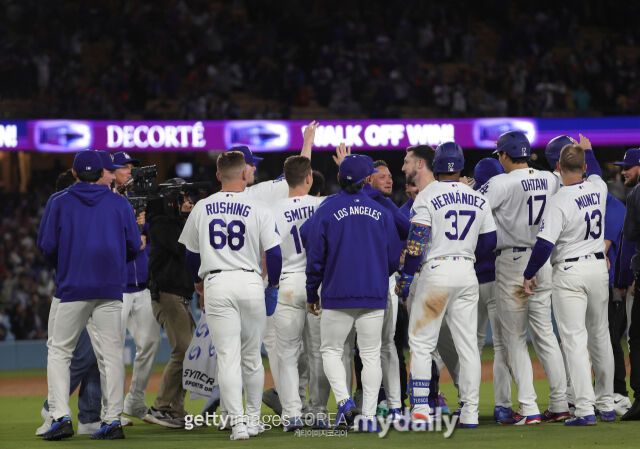 끝내기 역전승에 환호하는 다저스 선수들. /게티이미지코리아