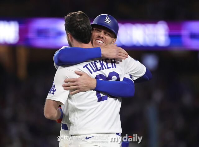 프리먼(뒤)과 터커가 끝내기 안타 후 포옹하고 있다. /게티이미지코리아
