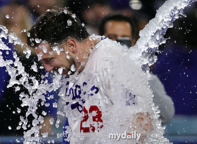터커가 28일 마이애미와 경기에서 끝내기 안타를 작렬하고 축하 얼음 세례를 받고 있다. /게티이미지코리아