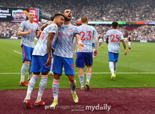 코린치안스 제시 린가드(왼쪽)가 맨체스터 유나이티드 브루노 페르난데스(오른쪽)를 칭찬했다. 맨유 시절 린가드와 페르난데스가 포옹하고 있다. /게티이미지코리아