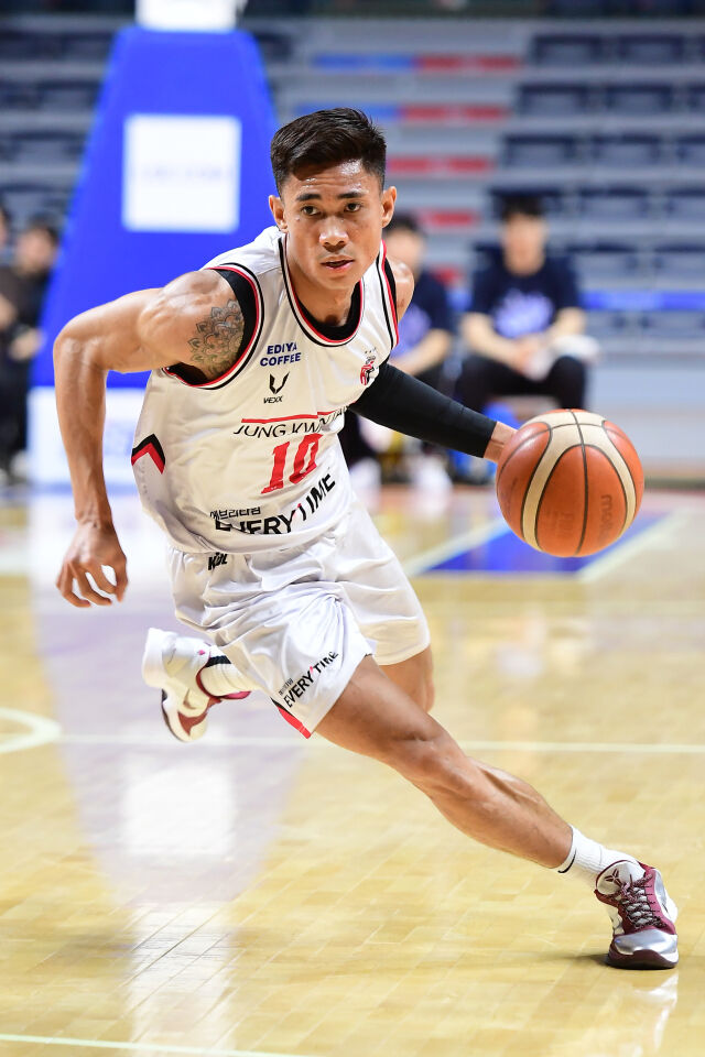 렌즈 아반도가 4월 28일 KCC와의 4강 플레이오프 3차전에서 드리블을 하고 있다./KBL 제공