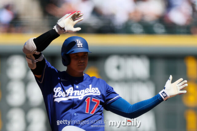 오타니가 20일 콜로라도 로키스와 경기에서 2루타를 친 후 세리머니 하고 있다. /게티이미지코리아