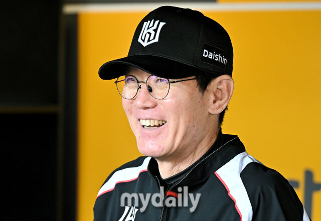 KT wiz 이강철 감독이 24일 SSG전을 앞두고 취재진과 만나 대화하고 있다./송일섭 기자