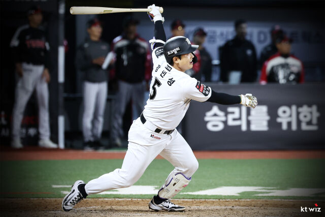 KT 강민성이 28일 LG전에서 끝내기 안타를 날리고 있다./KT wiz