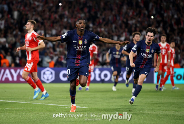PSG의 뎀벨레가 29일 프랑스 파리에서 열린 바이에른 뮌헨과의 2025-26시즌 UEFA 챔피언스리그 4강 1차전에서 득점 후 세리머니를 하고 있다./게티이미지코리아