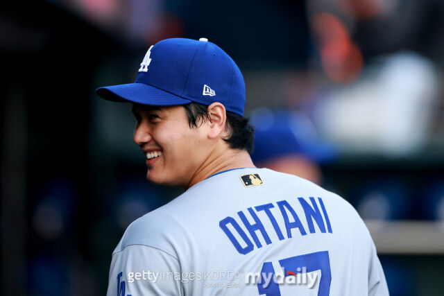 21일 샌프란시스코전에 나선 오타니가 더그아웃에서 미소를 짓고 있다./게티이미지코리아