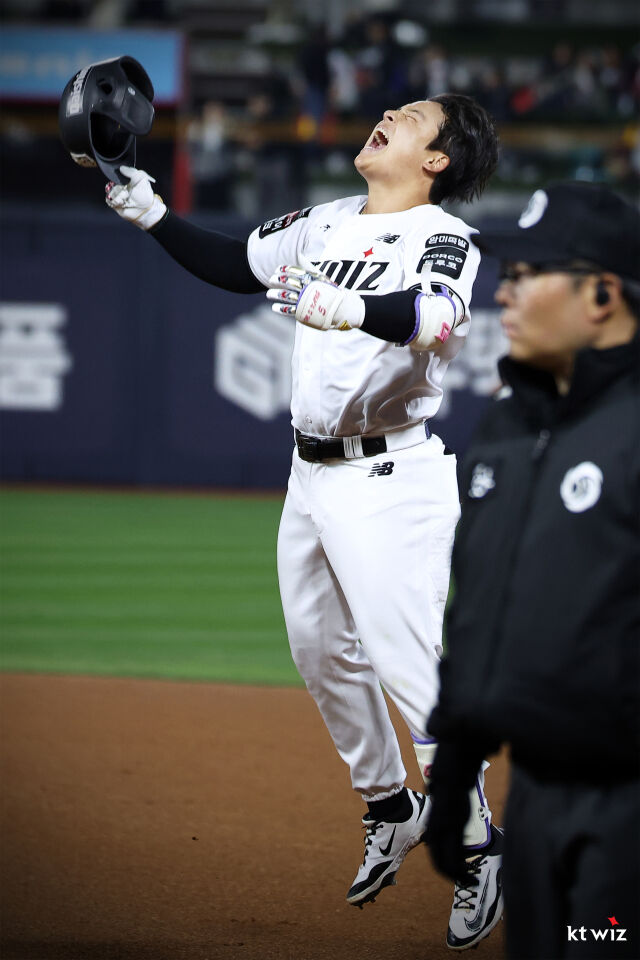KT 강민성이 28일 LG전에서 끝내기 안타를 친 뒤 포효하고 있다./KT 위즈 제공