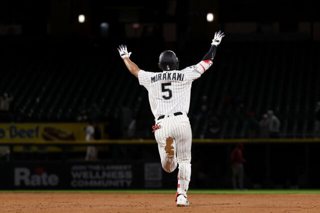 무라카미가 28일 LA 에인절스와 경기에서 홈런을 친 뒤 다이아몬드를 돌고 있다. /게티이미지코리아