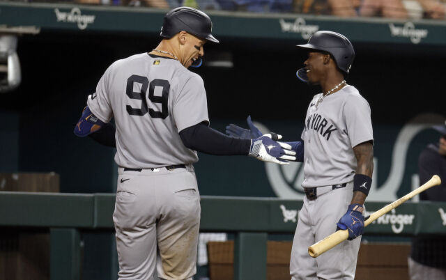 저지(오른쪽)가 29일 텍사스 레인저스와 경기에서 시즌 12호 홈런을 터뜨린 후 팀 동료 재즈 크리솜 주니어와 하이파이브 하고 있다. /게티이미지코리아