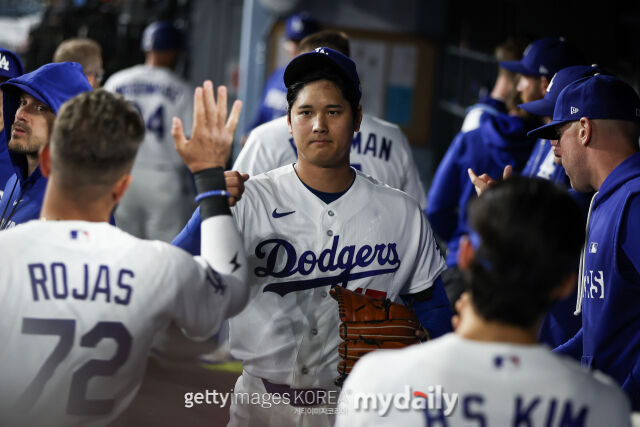 오타니 쇼헤이가 29일 마이애미 말린스전에서 투구를 마치고 동료들과 하이파이브를 하고 있다./게티이미지코리아