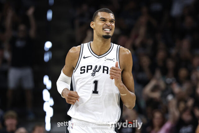 웸반야마가 3점포를 터뜨린 뒤 기뻐하고 있다. /게티이미지코리아