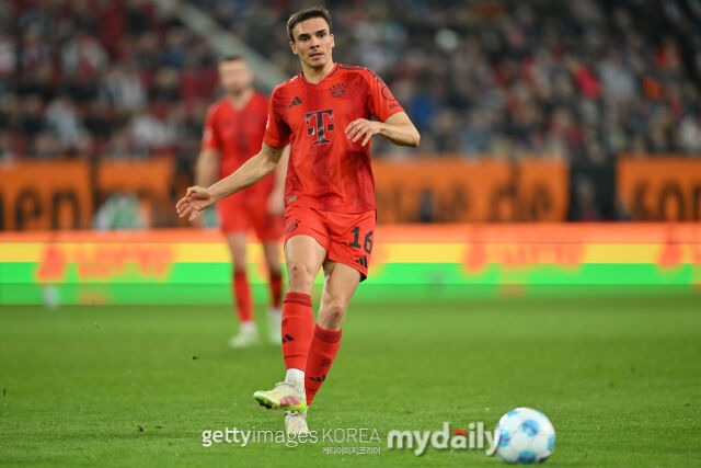 28일 '스퍼스웹' 보도에 따르면 토트넘 홋스퍼는 주앙 팔리냐를 완전 영입하기 위해 바이에른 뮌헨과 협상에 나설 예정이다. 뮌헨 시절 패스를 하고 있는 팔리냐./게티이미지코리아