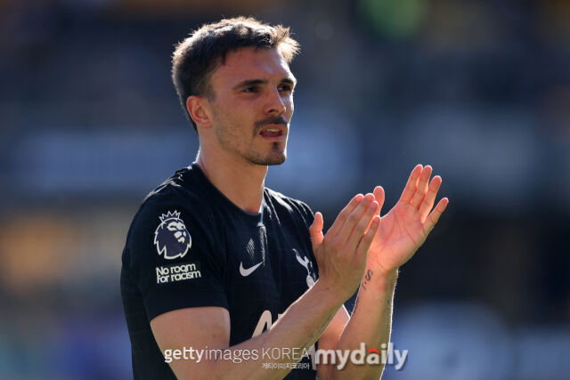 28일 '스퍼스웹' 보도에 따르면 토트넘 홋스퍼는 주앙 팔리냐를 완전 영입하기 위해 바이에른 뮌헨과 협상에 나설 예정이다. 팔리냐가 경기 종료 후 팬들에게 박수를 치고 있다./게티이미지코리아