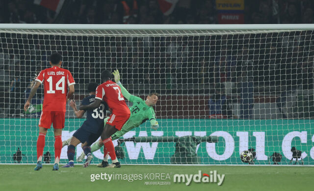 바이에른 뮌헨이 29일 프랑스 파리에서 열린 PSG와의 2025-26시즌 UEFA 챔피언스리그 4강 1차전에서 실점하고 있다./게티이미지코리아