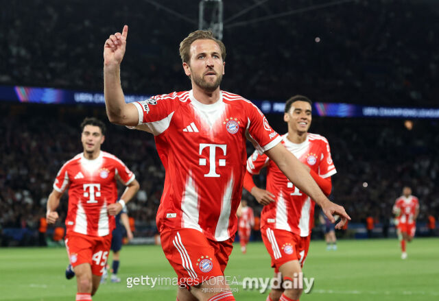 바이에른 뮌헨 해리 케인이 4월 29일 프랑스 파리의 파르크 데 프랭스에서 열린 파리 생제르맹(PSG)과의 2025-26시즌 유럽축구연맹(UEFA) 챔피언스리그(UCL) 4강 1차전서 득점한 뒤 기뻐하고 있다. /게티이미지코리아