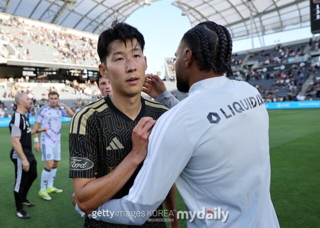 LA FC가 30일 BMO 스타디움에서 톨루카와 북중미 챔피언스컵 4강 1차전을 치르는 가운데 손흥민이 핵심 선수로 언급됐다. 경기 후 동료들과 포옹을 나누고 있는 손흥민(왼쪽)./게티이미지코리아