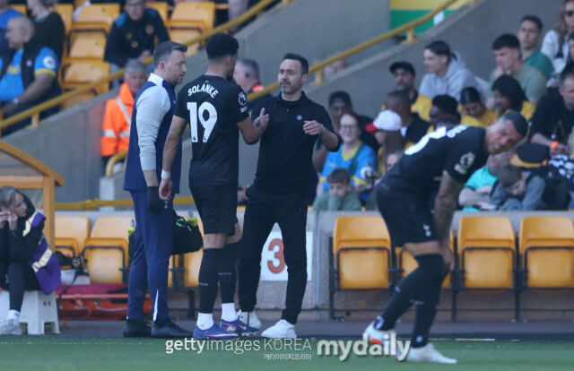 토트넘 홋스퍼 도미닉 솔란케(왼쪽에서 두 번째)가 4월 25일 영국 울버햄프턴의 몰리뉴 스타디움에서 열린 2025-26시즌 잉글랜드 프리미어리그(PL) 34라운드 울버햄프턴 원더러스와의 맞대결에서 부상으로 교체되며 로베르토 데 제르비 토트넘 감독(왼쪽에서 세 번째)과 인사하고 있다. /게티이미지코리아