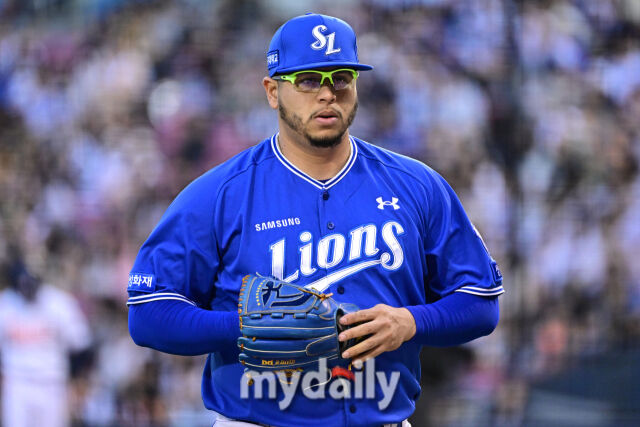 삼성 후라도가 28일 두산전에서 역투 후 마운드를 내려오고 있다./한혁승 기자