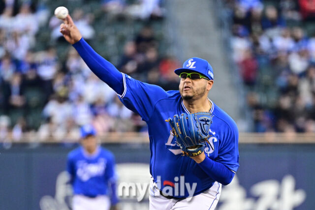 삼성 후라도가 28일 두산전에서 역투하고 있다./한혁승 기자