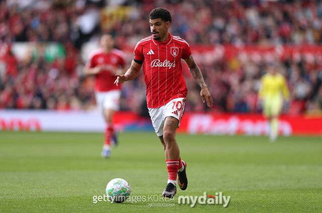 모건 깁스 화이트가 4월 19일 영국 노팅엄의 더 시티 그라운드에서 열린 2025-26시즌 잉글랜드 프리미어리그(PL) 33라운드 번리와의 맞대결에서 드리블하고 있다. /게티이미지코리아