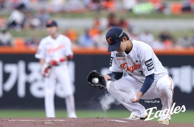 한화 이글스 투수 황준서가 마운드에서 힘을 내지 못했다./한화 이글스