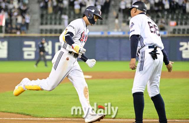 두산 안재석이 29일 삼성전에서 7회 말 솔로 홈런을 날린 뒤 고토 코치와 하이파이브하고 있다./잠실야구장=유진형 기자