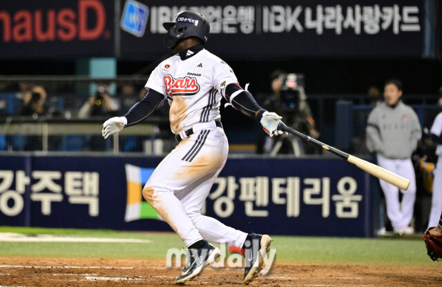 두산 카메론이 29일 삼성전에서 5회 말 1타점 적시타를 날리고 있다./잠실야구장=유진형 기자