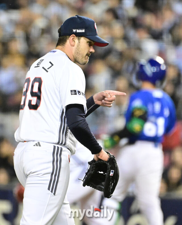 두산 잭로그가 29일 삼성전에서 6이닝 무실점 호투를 완성하고 있다./잠실야구장=유진형 기자