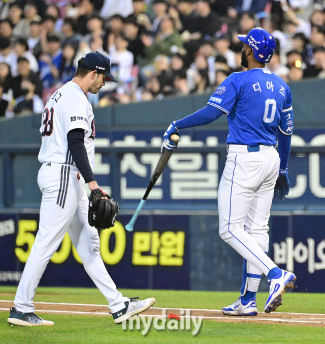 두산 잭로그가 29일 삼성전에서 디아즈를 범타로 돌려세우고 마운드를 내려가고 있다./잠실야구장=유진형 기자