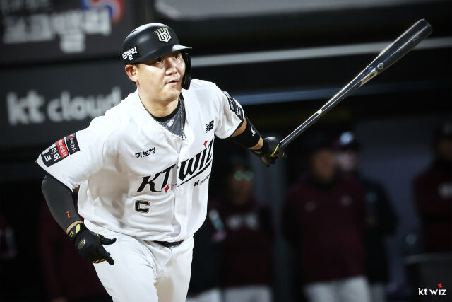 장성우가 29일 끝내기 안타를 쳤다. 17일 키움과의 홈경기 때 모습./ KT 위즈 제공