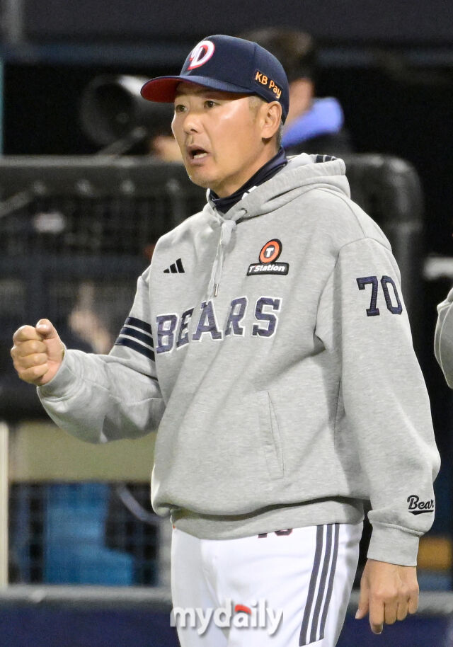 두산 김원형 감독이 29일 삼성전에서 4-0으로 승리한 뒤 기뻐하고 있다./잠실야구장=유진형 기자