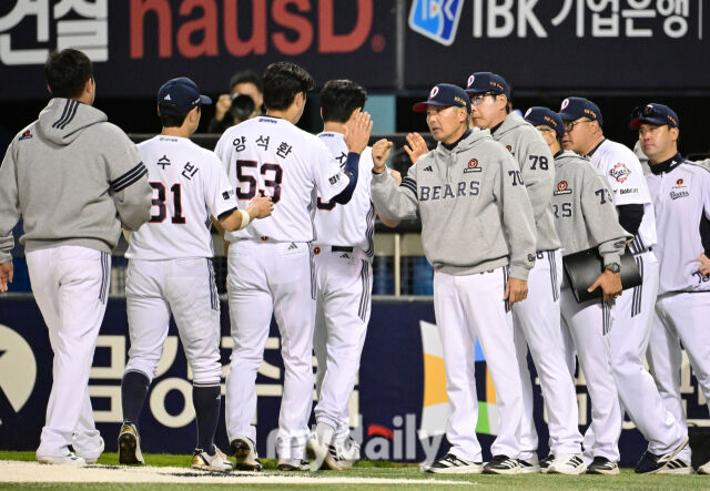 두산 선수들이 29일 삼성전 4-0 승리 후 김원형 감독 및 코칭스태프들과 인사하고 있다./잠실야구장=유진형 기자